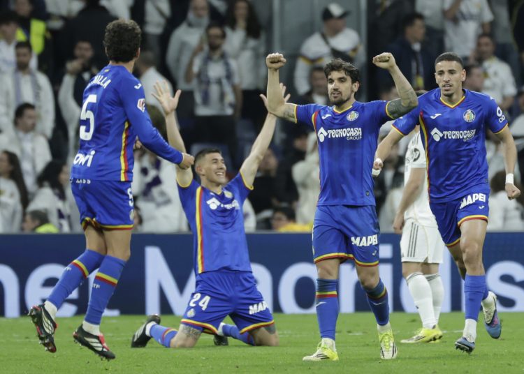Los jugadores del Getafe celebran la victoria, al término del partido de LaLiga de fútbol que Real Madrid
