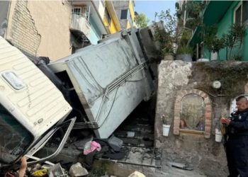 Camión se queda sin frenos y provoca aparatoso accidente cerca de la UVM Lomas Verdes en Naucalpan