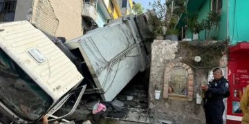 Camión se queda sin frenos y provoca aparatoso accidente cerca de la UVM Lomas Verdes en Naucalpan