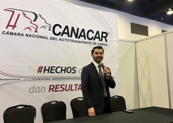 Augusto Ramos Melo, presidente de CANACAR, explicando los riesgos de la reducción de la jornada laboral en el sector transporte