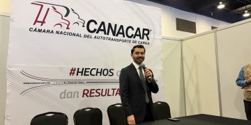 Augusto Ramos Melo, presidente de CANACAR, explicando los riesgos de la reducción de la jornada laboral en el sector transporte