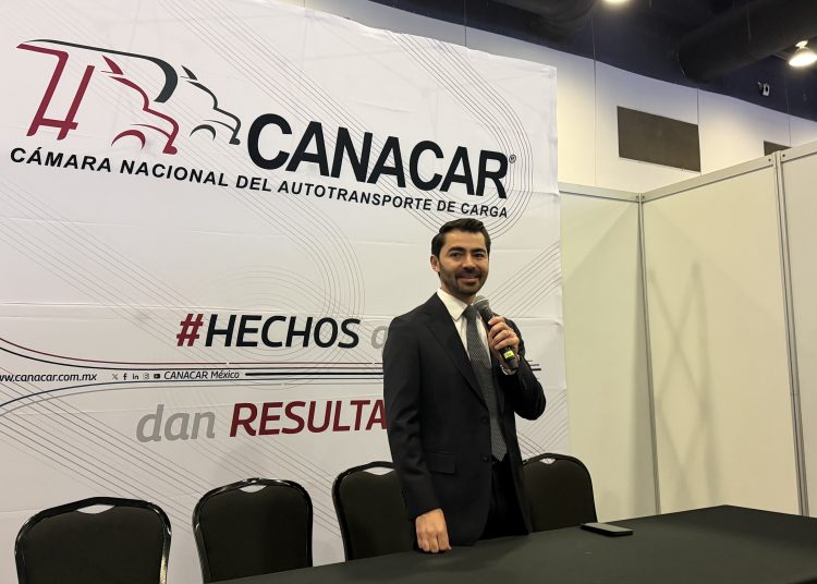Augusto Ramos Melo, presidente de CANACAR, explicando los riesgos de la reducción de la jornada laboral en el sector transporte