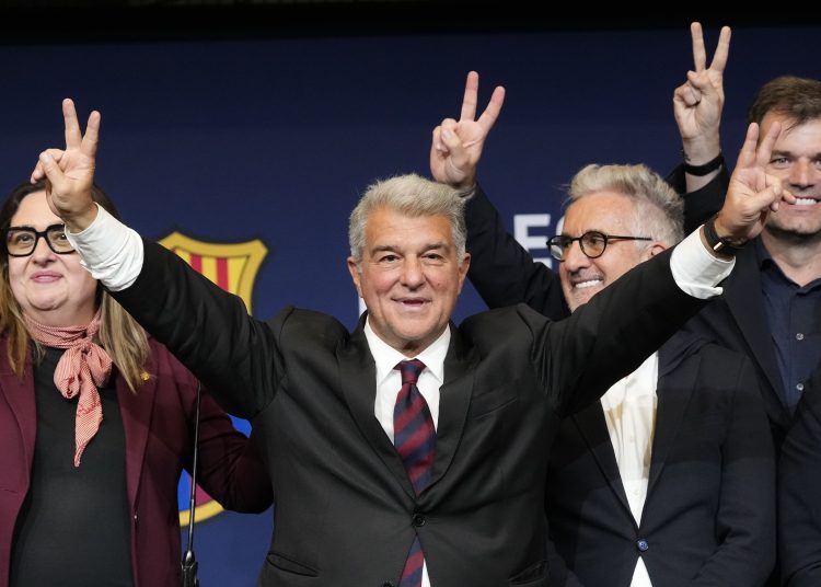 presidente reelegido del FC Barcelona, Joan Laporta, acompañado por miembros de su directiva celebra su victoria en la elecciones que el club blaugrana ha celebrado este Domingo.