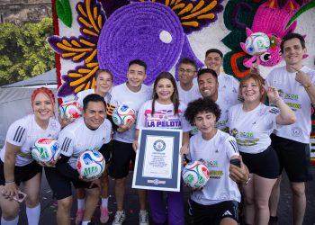 Clara Brugada encabezó la clase de futbol más grande del mundo con 9,500 participantes en la Ciudad de México