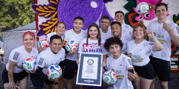 Clara Brugada encabezó la clase de futbol más grande del mundo con 9,500 participantes en la Ciudad de México