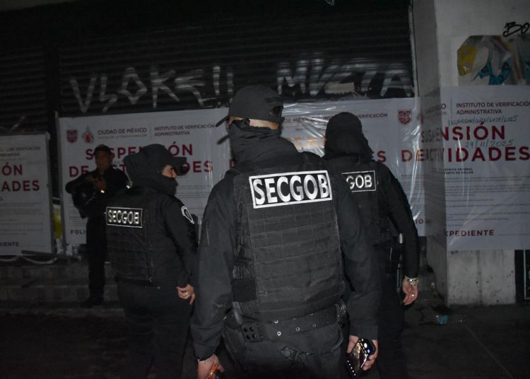 Autoridades suspendieron 30 negocios durante operativo nocturno en la CDMX
