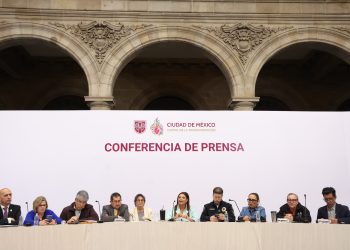 Clara Brugada, jefa de Gobierno de la CDMX, hablando sobre los derechos de las mujeres en conferencia de prensa