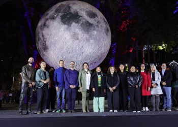 Instalaciones de luz transforman Paseo de la Reforma en un recorrido artístico nocturno