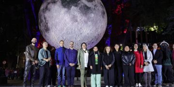 Instalaciones de luz transforman Paseo de la Reforma en un recorrido artístico nocturno