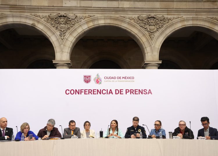 Clara Brugada, jefa de Gobierno de la CDMX, hablando sobre los derechos de las mujeres en conferencia de prensa