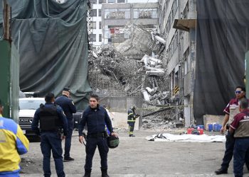 El derrumbe de un edificio en proceso de demolición dejó tres trabajadores muertos y uno más hospitalizado
