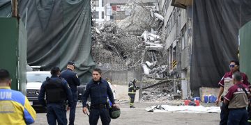 El derrumbe de un edificio en proceso de demolición dejó tres trabajadores muertos y uno más hospitalizado