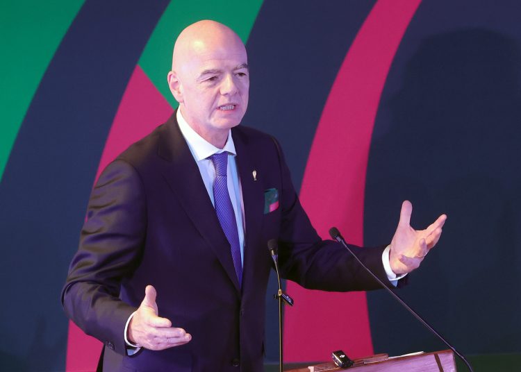 El presidente de la FIFA, el italiano Gianni Infantino, habla durante la inauguración de la exposición 'Álbum épico' este sábado, en Ciudad de México (México). Infantino calificó