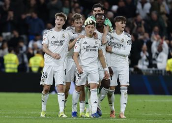 El delantero turco del Real Madrid, Arda Guler, felicitado por sus compañeros tras conseguir