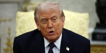 Donald Trump en la Casa Blanca discutiendo sanciones comerciales contra España