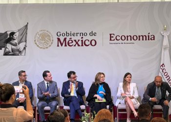 Representantes de la Secretaría de Economía y CENEVAL durante la firma del convenio