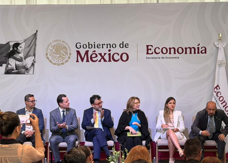 Representantes de la Secretaría de Economía y CENEVAL durante la firma del convenio