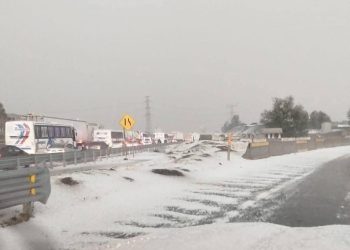 Vehículos quedaron atrapados tras la fuerte caída de granizo registrada en la zona de Tecámac