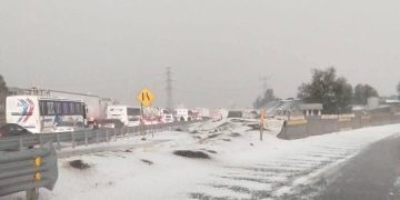Vehículos quedaron atrapados tras la fuerte caída de granizo registrada en la zona de Tecámac