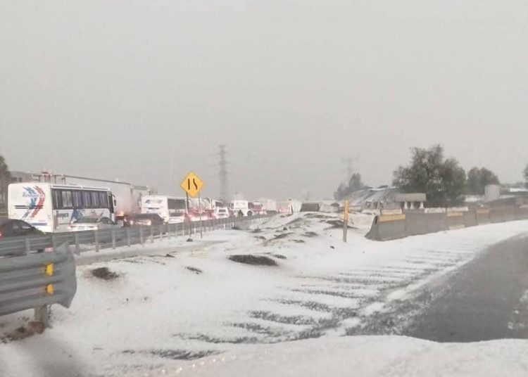 Vehículos quedaron atrapados tras la fuerte caída de granizo registrada en la zona de Tecámac