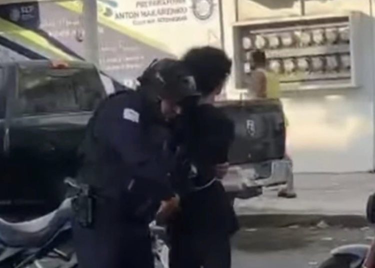 Detienen a estudiante tras tiroteo en Michoacán: Reportan dos profesoras fallecidas y un fusil decomisado.