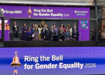 Victoria Rodríguez Ceja y directivos de la BMV dando el campanazo por la igualdad de género