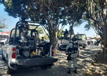 Unidades de la Guardia Nacional resguardando el ingreso al panteón Recinto de la Paz en Zapopan, Jalisco