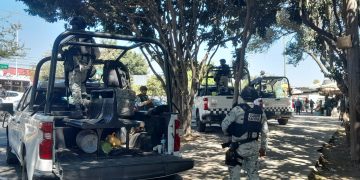 Unidades de la Guardia Nacional resguardando el ingreso al panteón Recinto de la Paz en Zapopan, Jalisco
