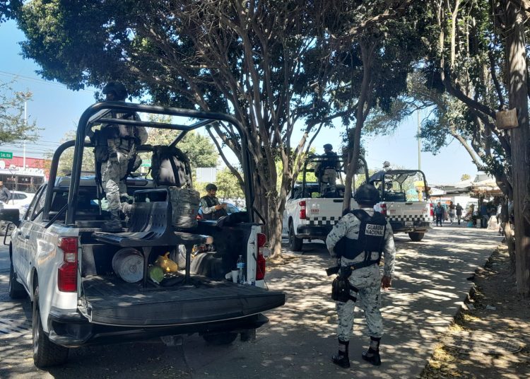 Unidades de la Guardia Nacional resguardando el ingreso al panteón Recinto de la Paz en Zapopan, Jalisco