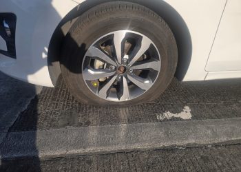 Un automóvil presentó disparos en el costado del conductor y llantas ponchadas a la salida del túnel vehicular