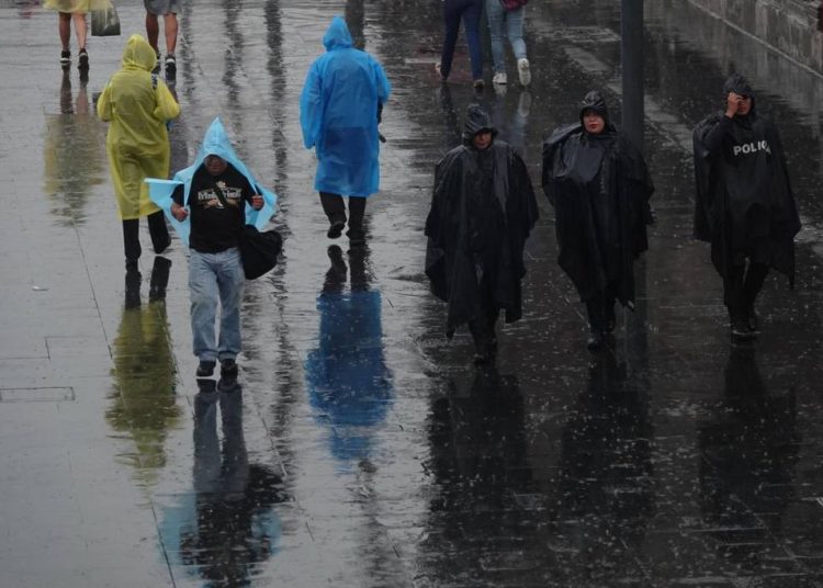 Canales de baja presión mantendrán lluvias con descargas eléctricas en el centro y sureste del país