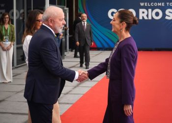 Claudia Sheinbaum y Lula da Silva durante su encuentro previo en la Cumbre de la Celac