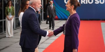 Claudia Sheinbaum y Lula da Silva durante su encuentro previo en la Cumbre de la Celac