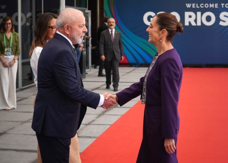 Claudia Sheinbaum y Lula da Silva durante su encuentro previo en la Cumbre de la Celac