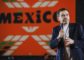 Jorge Álvarez Máynez anuncia a Gustavo Ayón como aspirante en Nayarit