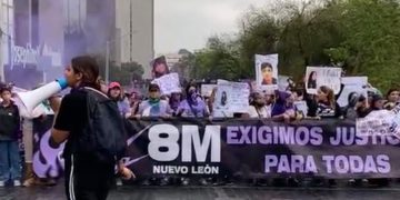 Manifestantes en Monterrey bajo la lluvia durante la marcha del 8M