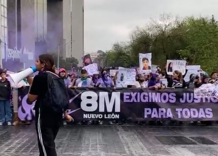 Manifestantes en Monterrey bajo la lluvia durante la marcha del 8M
