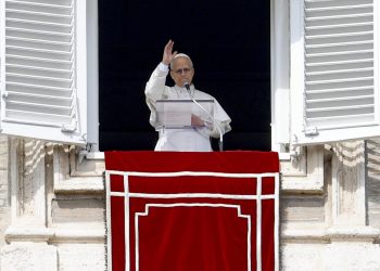 El papa León XIV durante el ángelus dominical en la Plaza de San Pedro