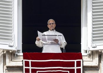 Papa León XIV asomado a la ventana del Palacio Apostólico en el Vaticano
