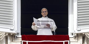 Papa León XIV asomado a la ventana del Palacio Apostólico en el Vaticano