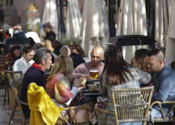 Restaurantes prevén aumento de hasta 8% en ventas durante Semana Santa en destinos turísticos
