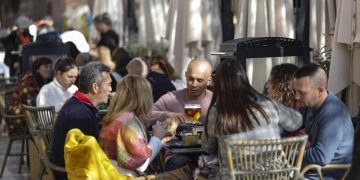 Restaurantes prevén aumento de hasta 8% en ventas durante Semana Santa en destinos turísticos