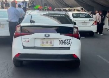 Taxistas bloquearon accesos al AICM en protesta contra los servicios de transporte por aplicación