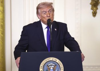 Donald Trump en la Casa Blanca hablando sobre la operación militar Furia Épica en Irán