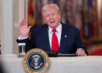 Donald Trump hablando sobre la situación militar en Irán y el nuevo liderazgo de Mojtaba Jameneí