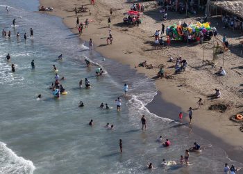 Autoridades mantienen limpieza en playas tras derrame de hidrocarburo