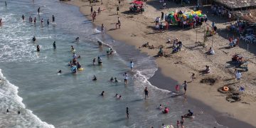 Autoridades mantienen limpieza en playas tras derrame de hidrocarburo