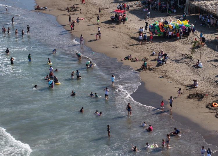 Autoridades mantienen limpieza en playas tras derrame de hidrocarburo