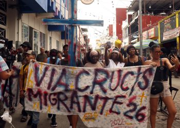 Migrantes escenifican el Viacrucis en Tapachula, Chiapas