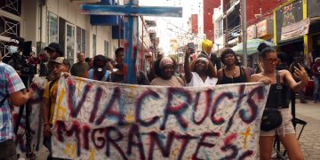 Migrantes escenifican el Viacrucis en Tapachula, Chiapas